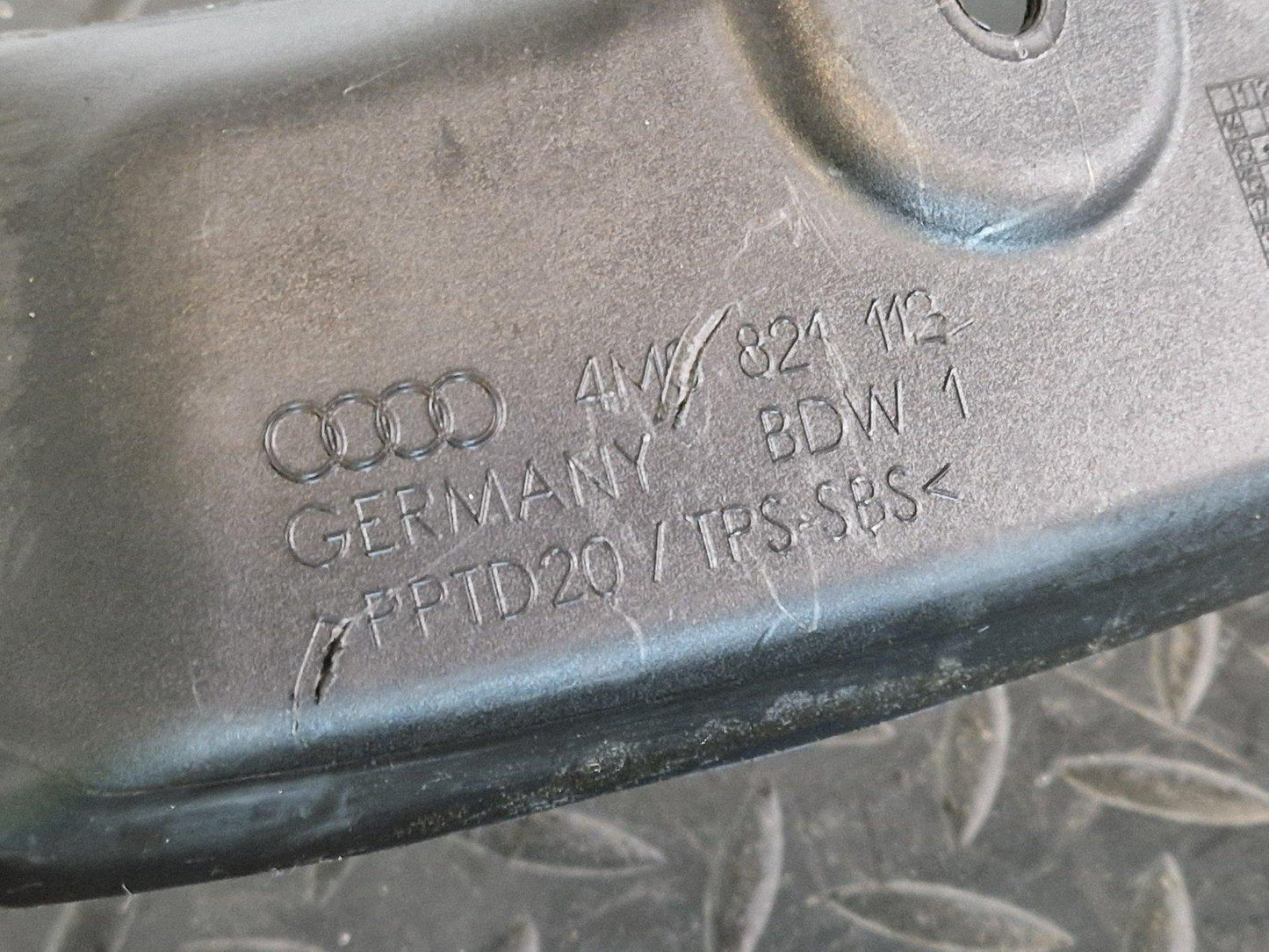 16-20 AUDI Q7 4M GENUINE FRONT RIGHT O/S WING FENDER END TRIM 4M8821112