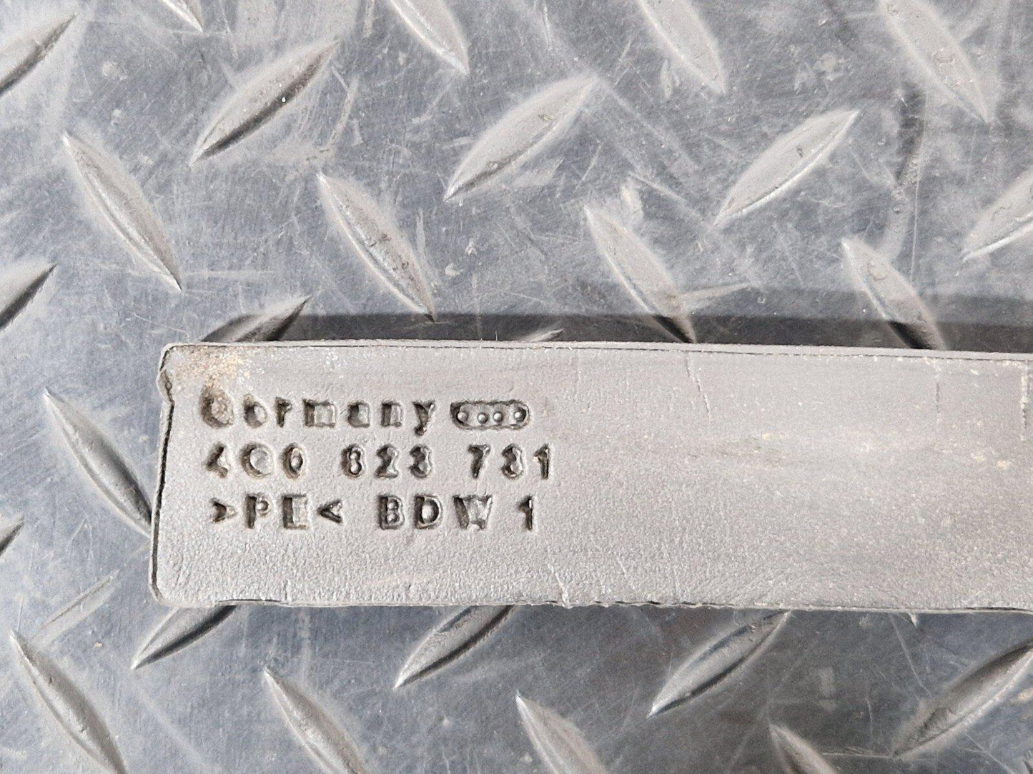 12-18 AUDI A6 C7 FRONT LEFT DRIVER FENDER UPPER SEAL STRIP 4G0823731