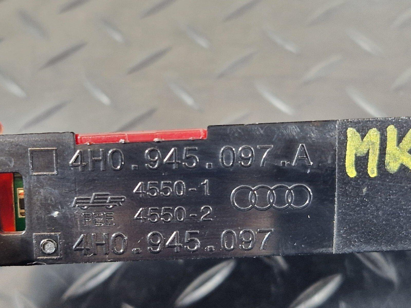 10-17 AUDI A8 4H REAR CENTER 3RD BRAKE STOP LIGHT 4H0945097A