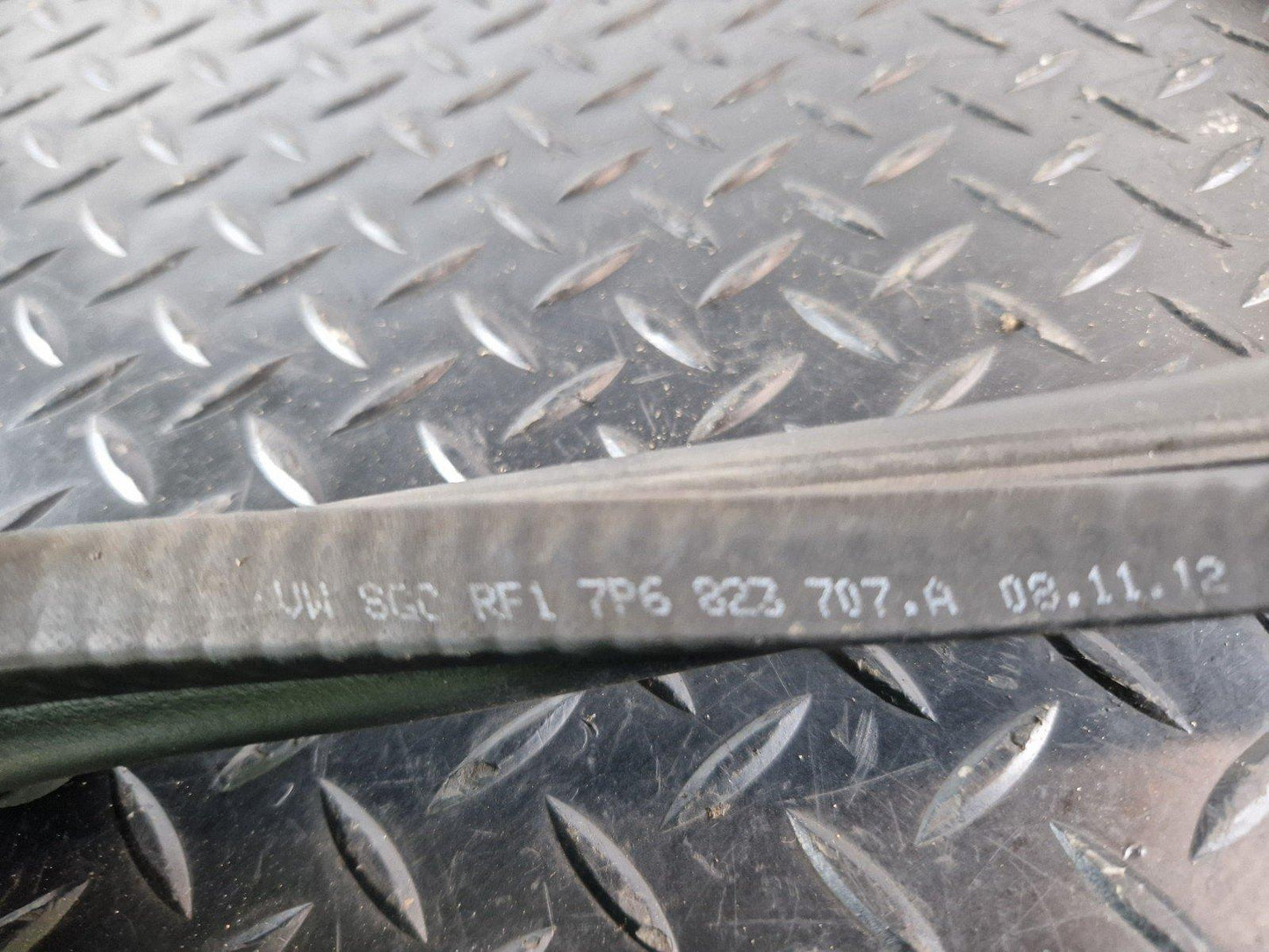 10-18 VW TOUAREG 7P GENUINE ENGINE RUBBER SEAL 7P6823707A