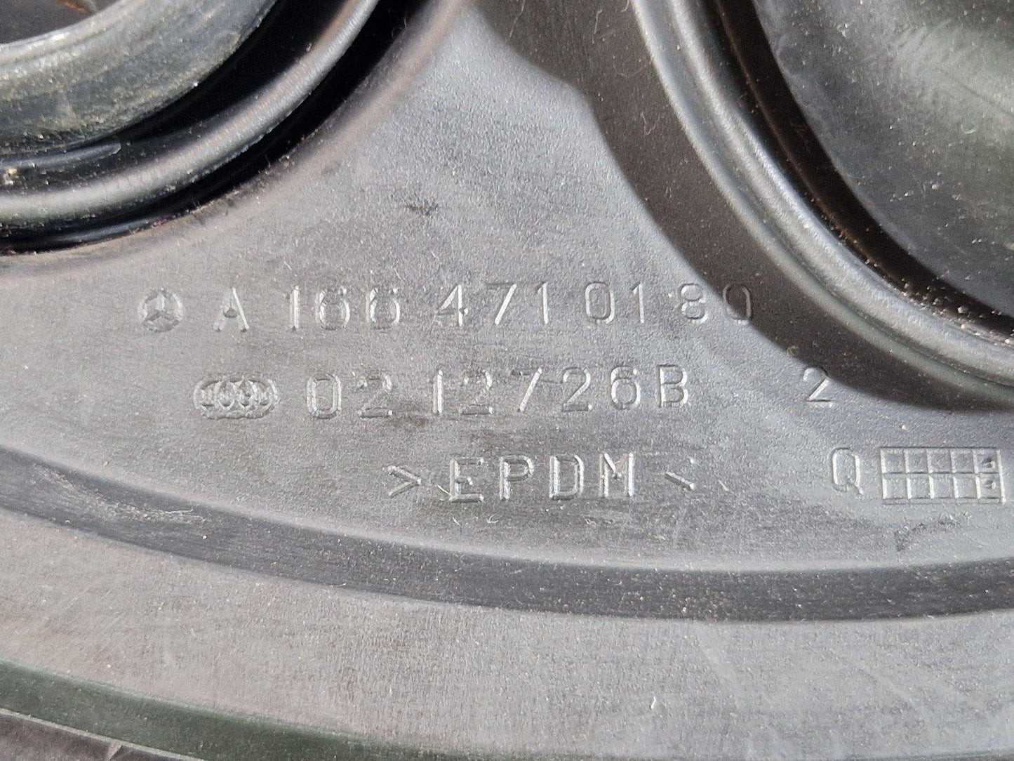 11-19 MERCEDES BENZ ML W166 GENUINE FUEL TANK RUBBER GASKET SEAL A1664710180