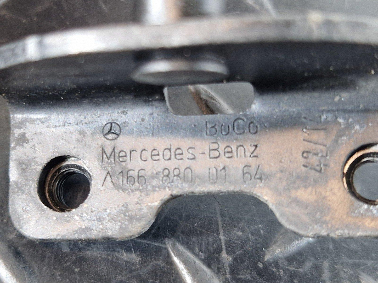 11-19 MERCEDES BENZ ML W166 BONNET HOOD LOCK BRACKET A1668800164