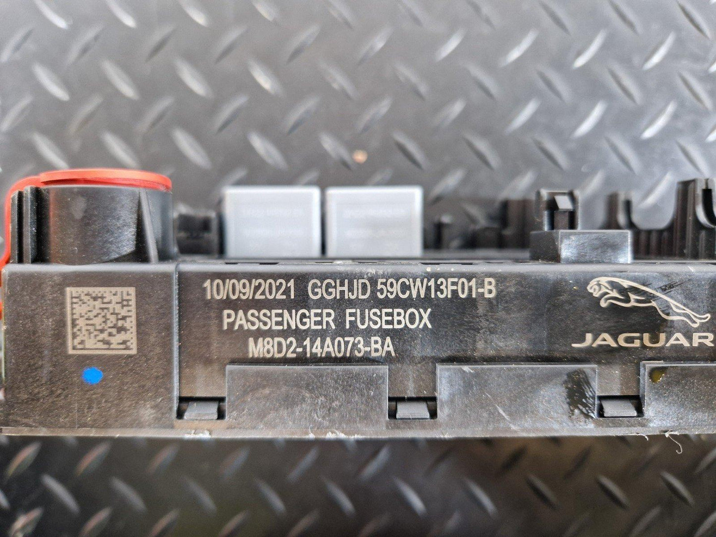 19-ON RANGE ROVER EVOQUE L551 GENUINE PASSENGER FUSE BOX M8D2-14A073-BA