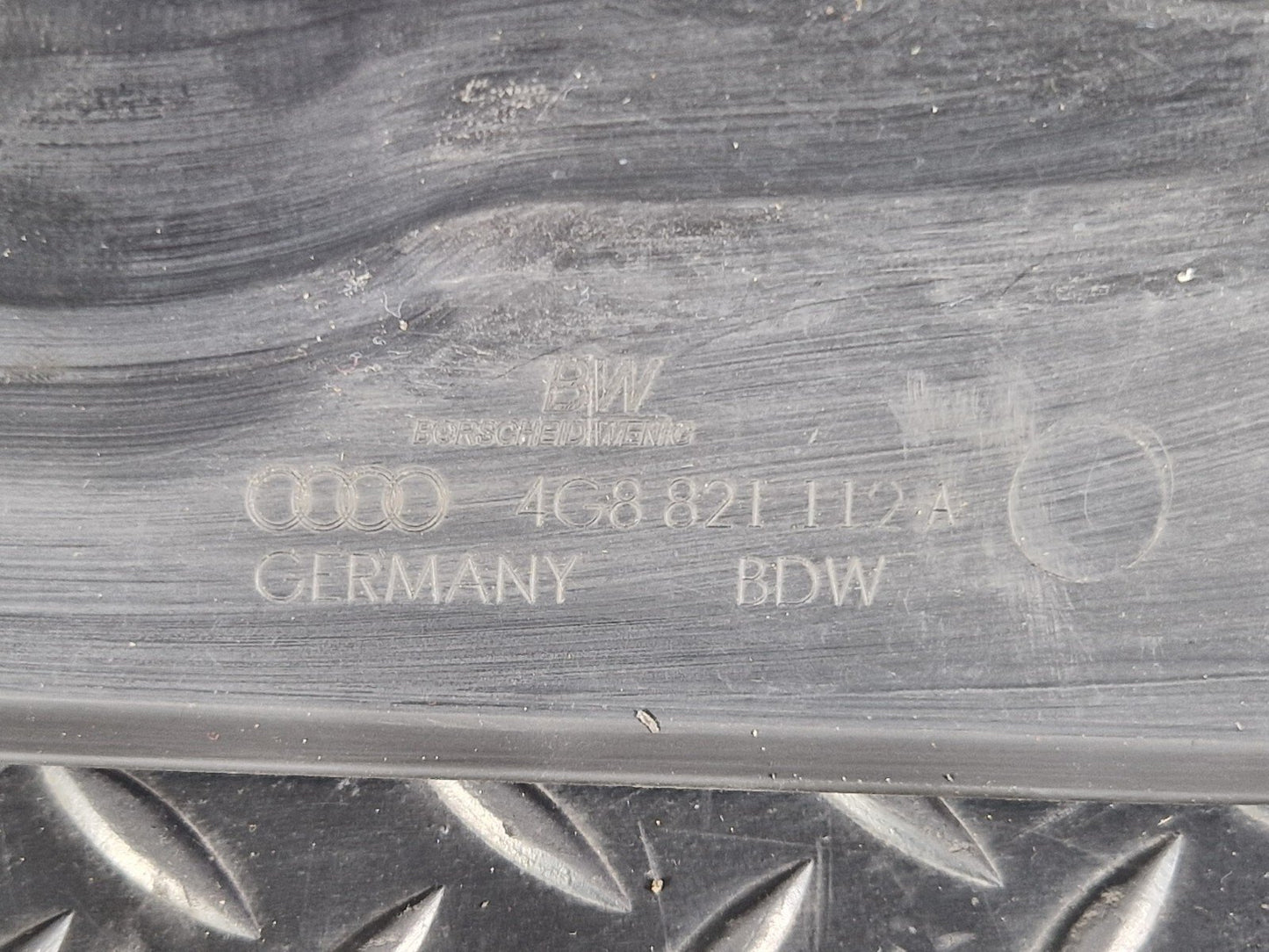 10-18 AUDI A7 4G S-LINE FRONT RIGHT WING FENDER END SEAL PLATE 4G8821112A