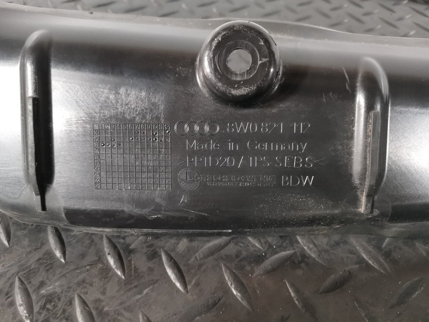 16-19 AUDI A4 B9 SALOON GENUINE FRONT RIGHT WING FILLER INSULATOR 8W0821112