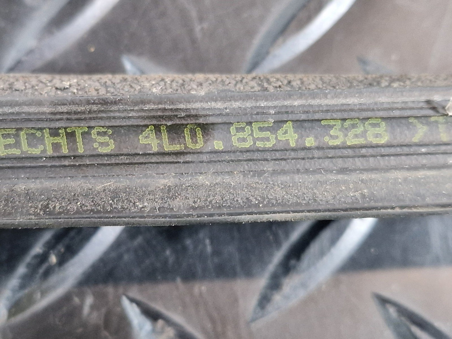 10-15 AUDI Q7 4L FRONT RIGHT O/S WINDSCREEN WINDOW TRIM 4L0854328