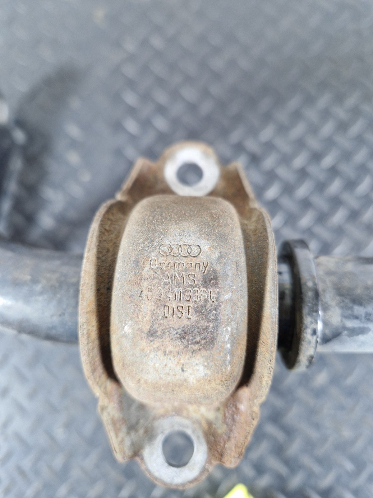 12-18 AUDI A6 C7 GENUINE OEM FRONT ANTI ROLL SWAY BAR STABILASER 4G0411309F