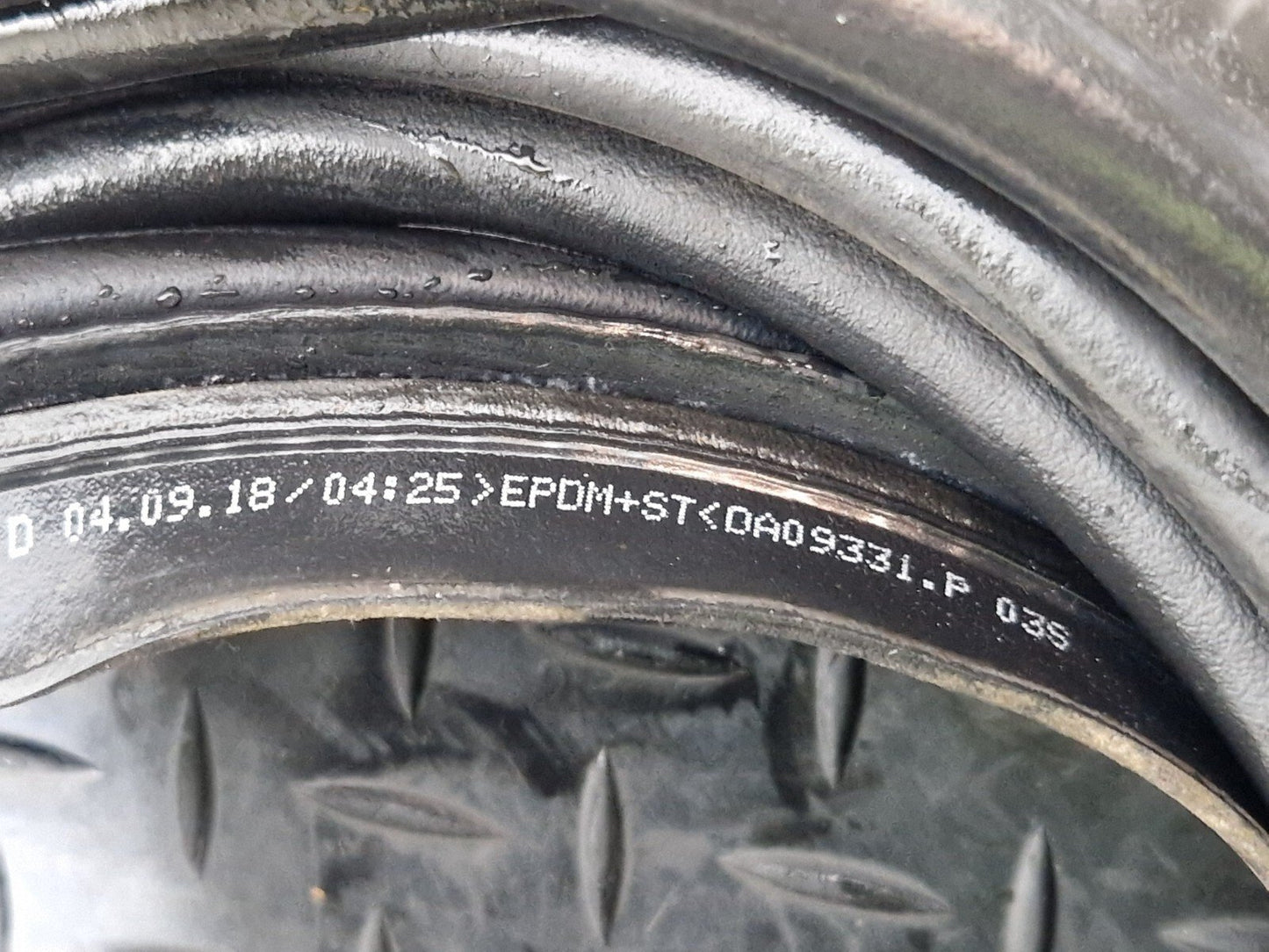 16-19 AUDI A4 B9 SALOON GENUINE TAILGATE RUBBER SEAL 8W5827705D