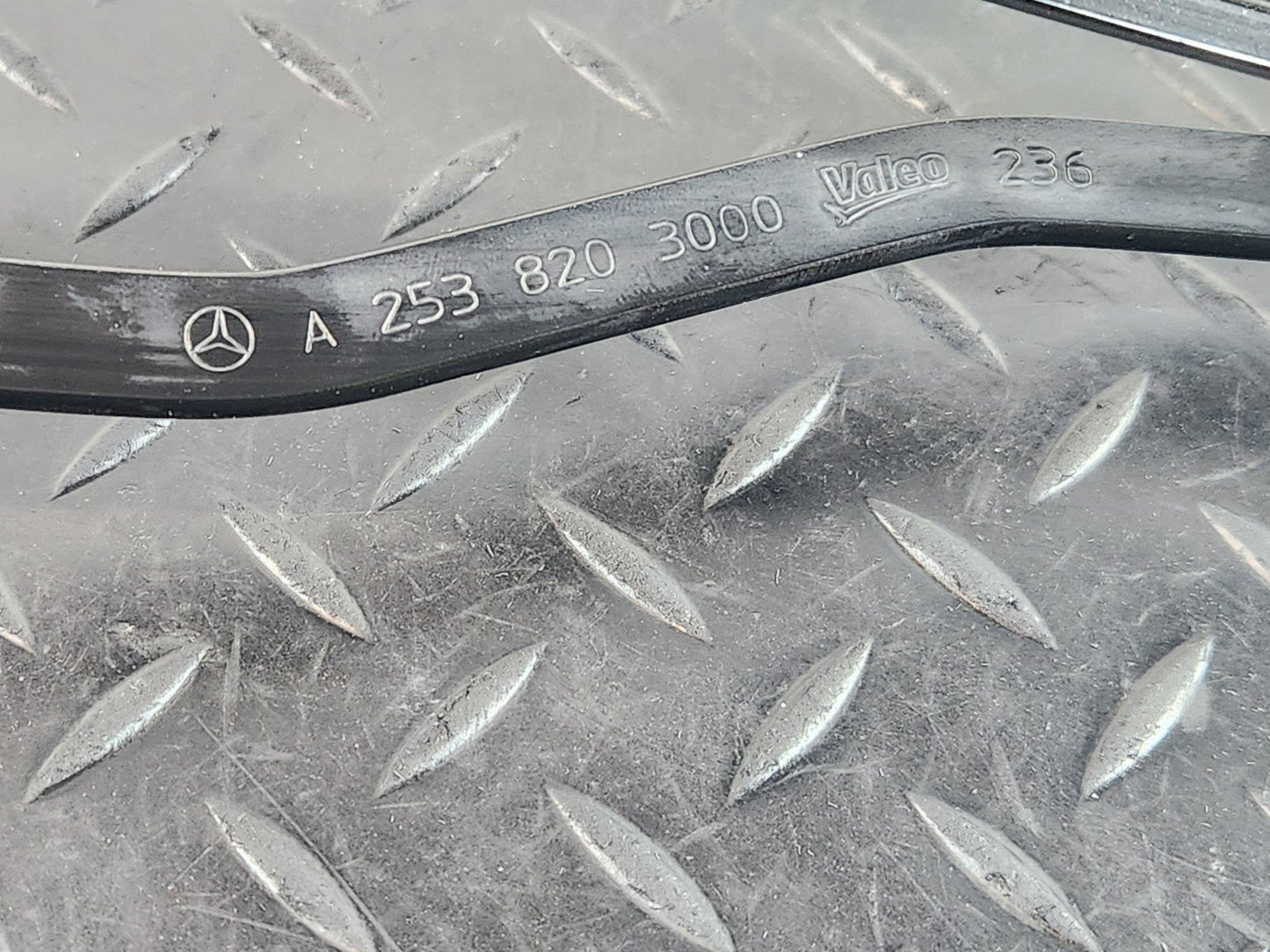 16-22 MERCEDES BENZ X253 O/S RIGHT FRONT WIPER ARM A2538203000