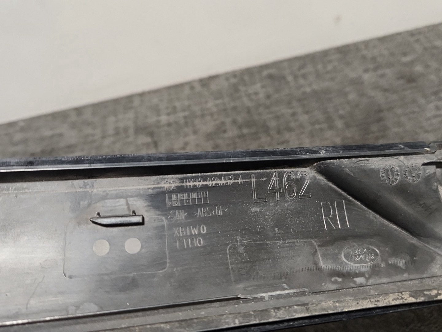 Land Rover Discovery L462 Genuine Right O/S A Pillar Door Moulding HY32-025A52-A