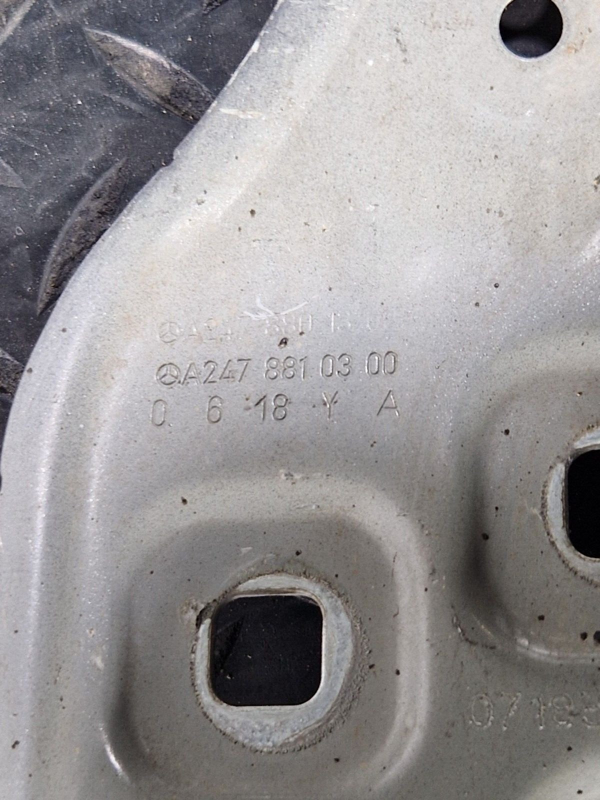 19-ON MERCEDES BENZ B CLASS W247 FRONT RIGHT SIDE WING BRACKET A2478810300