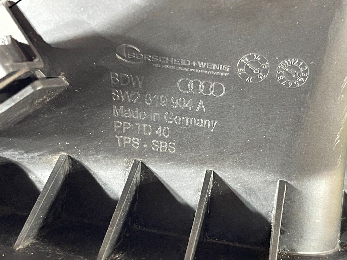 16-19 AUDI A4 B9 SALOON GENUINE FRONT AIR INTAKE DUCT VENT 8W2819904A
