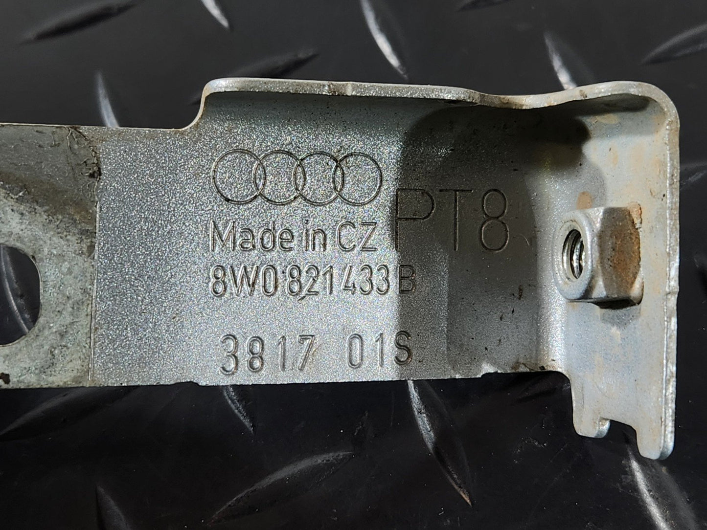 AUDI Unknown Part Type 8W0821433