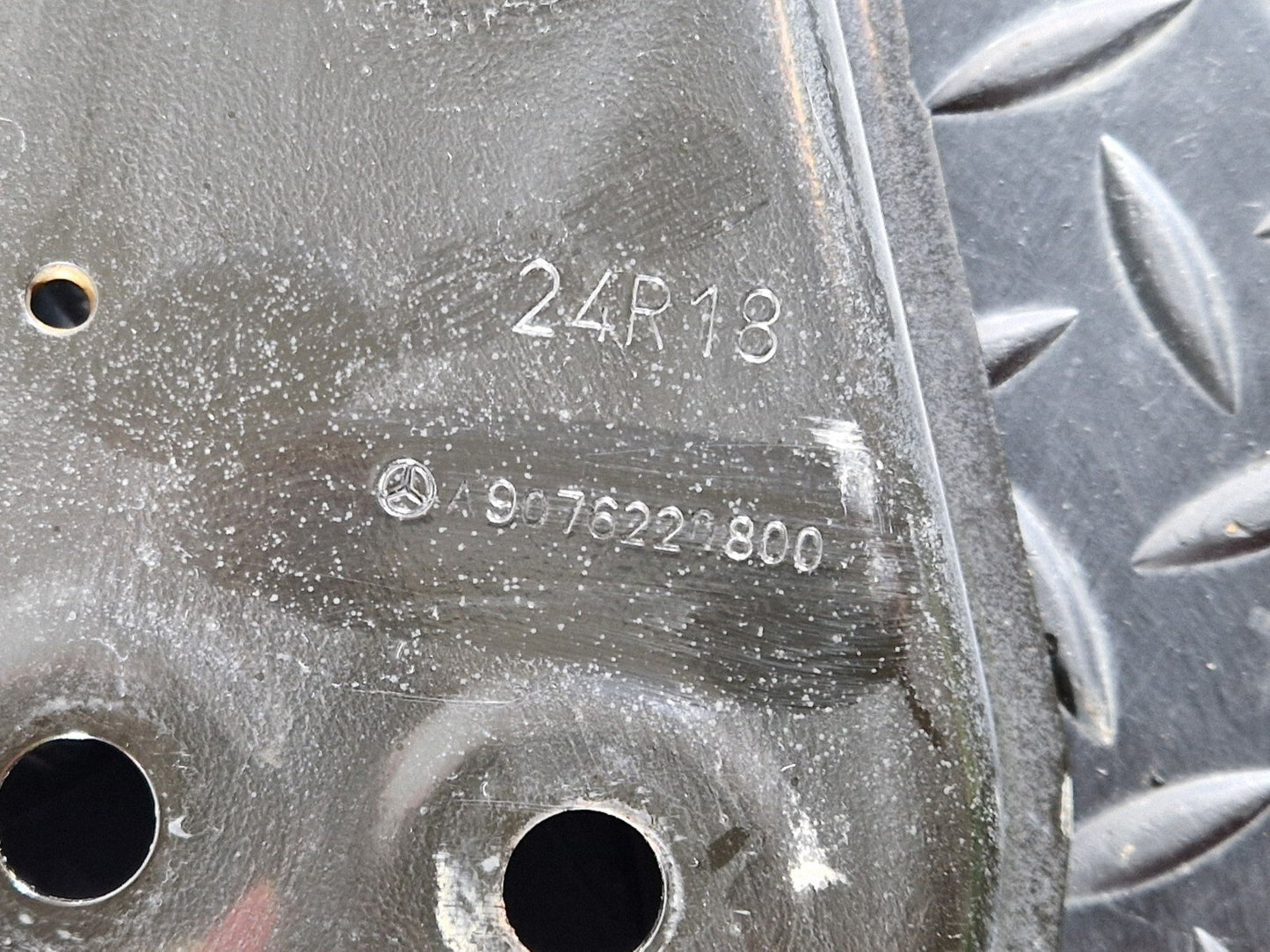 18-ON MERCEDES SPRINTER W907 FRONT BRACKET RIGHT LOWER MOUNT PLATE A9076220800