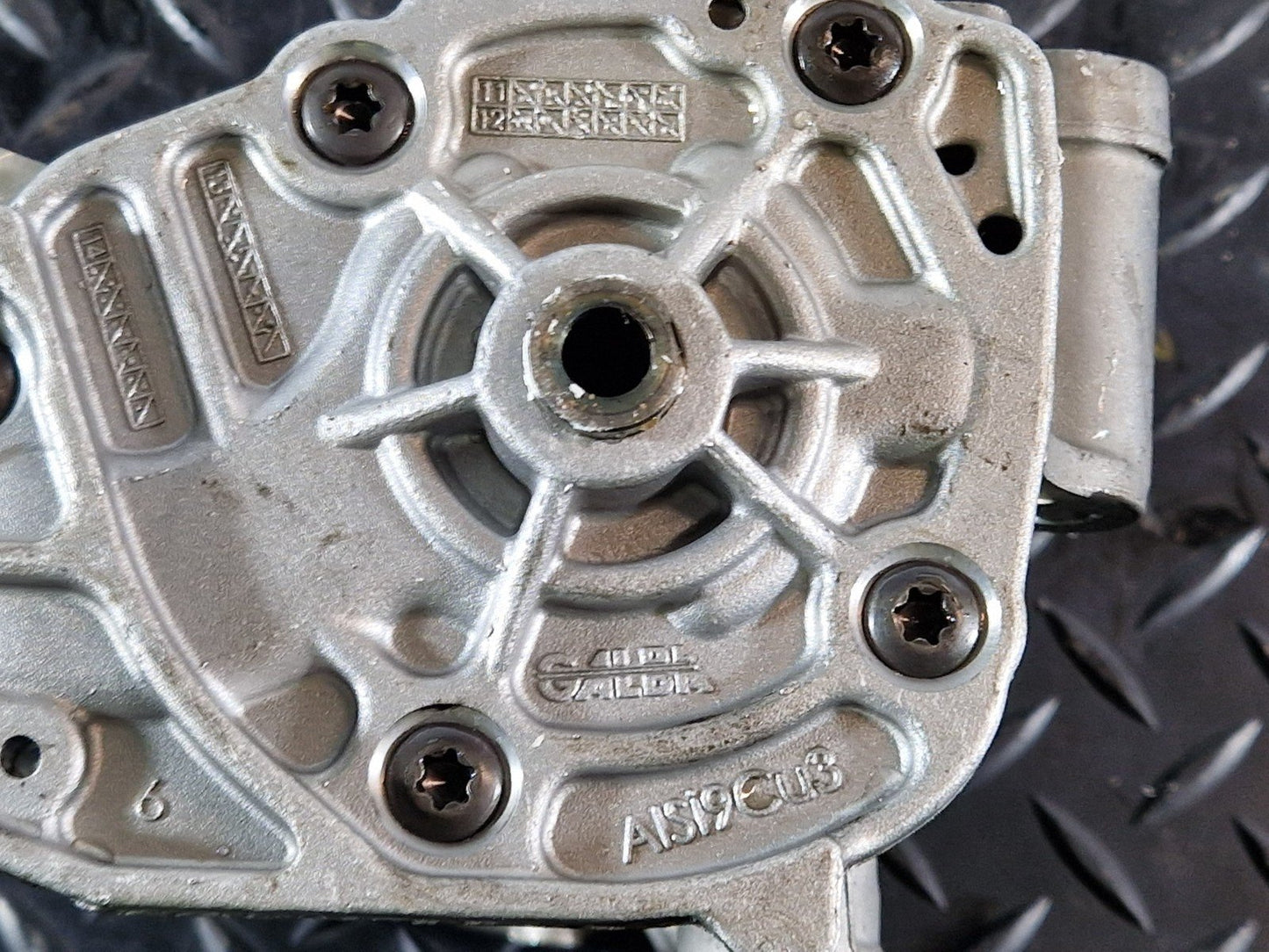 12-18 AUDI A6 C7 2.0 TDI DIESEL CGLC/CGL ENGINE OIL PUMP 04L145208J