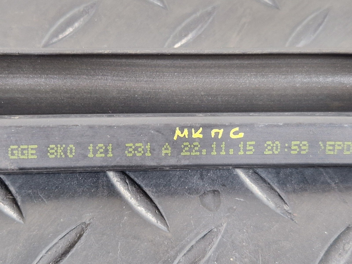 16-19 AUDI A4 B9 OEM FRONT RADIATOR LOVER CENTER RUBBER SEALING STRIP 8K0121331A