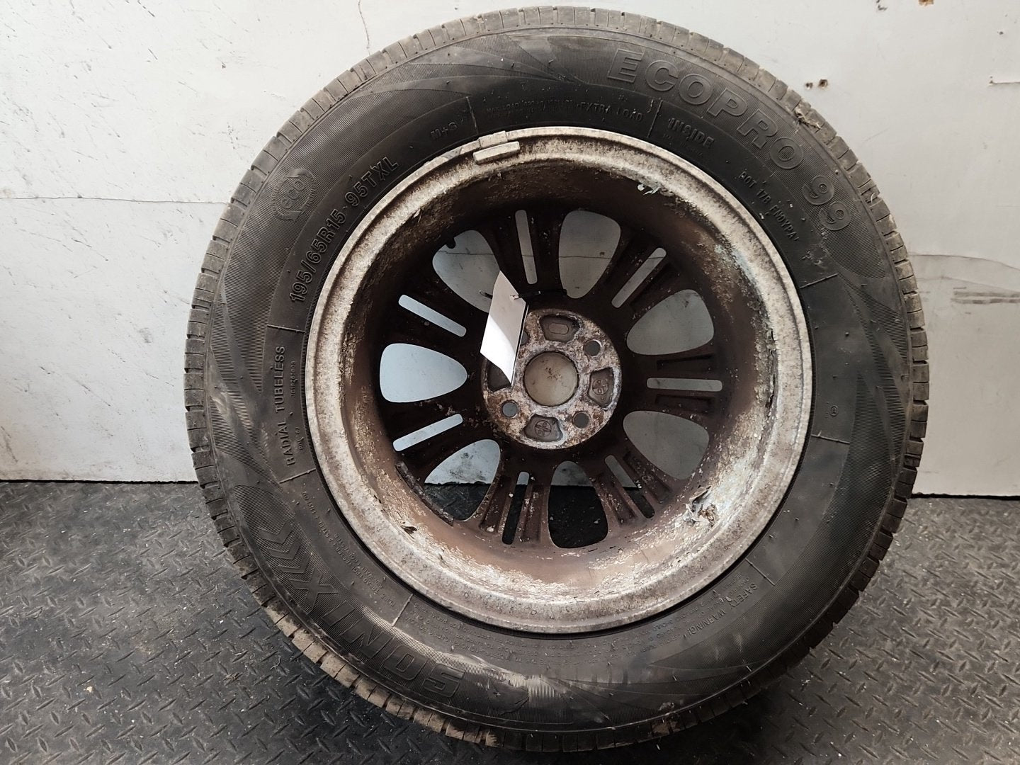 2010 Honda Insight MK2 (ZE2) 15" Alloy Wheel with Tyre 195/65/15 ~5mm