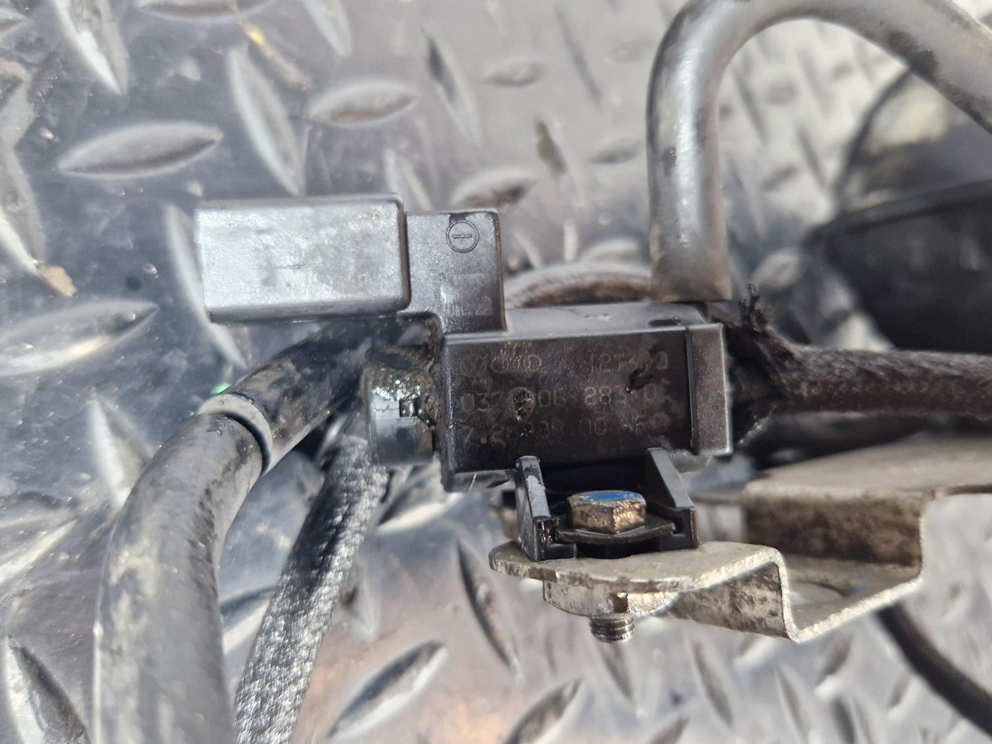 10-18 VW TOUAREG 7P GENUINE VACUUM CONTROL VALVE 7P0199253