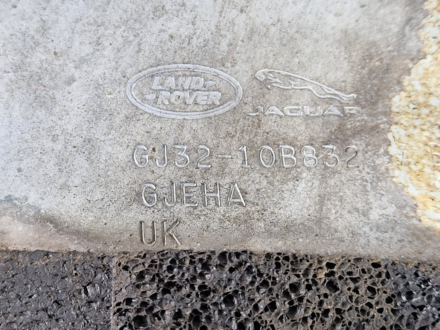 12-18 Land Rover Range Rover Evoque L538 Air Hose Support Bracket GJ3210B832