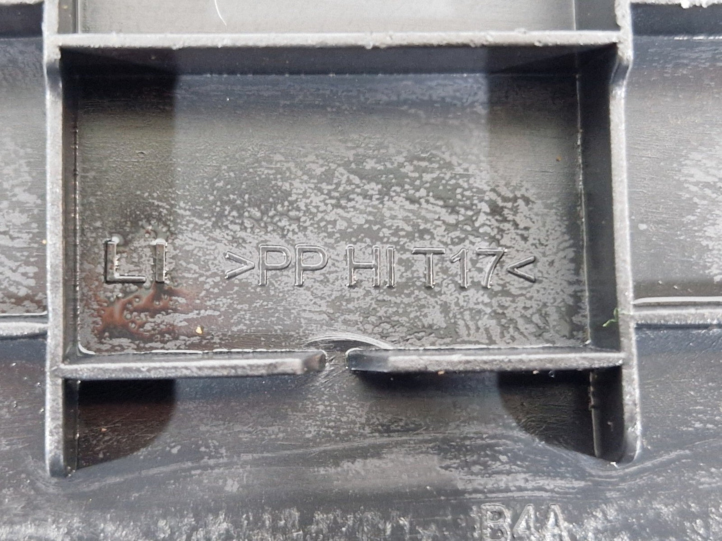 18ON MERCEDES BENZ SPRINTER W907 BATTERY PLASTIC TOP COVER LEFT N/S A9106863000