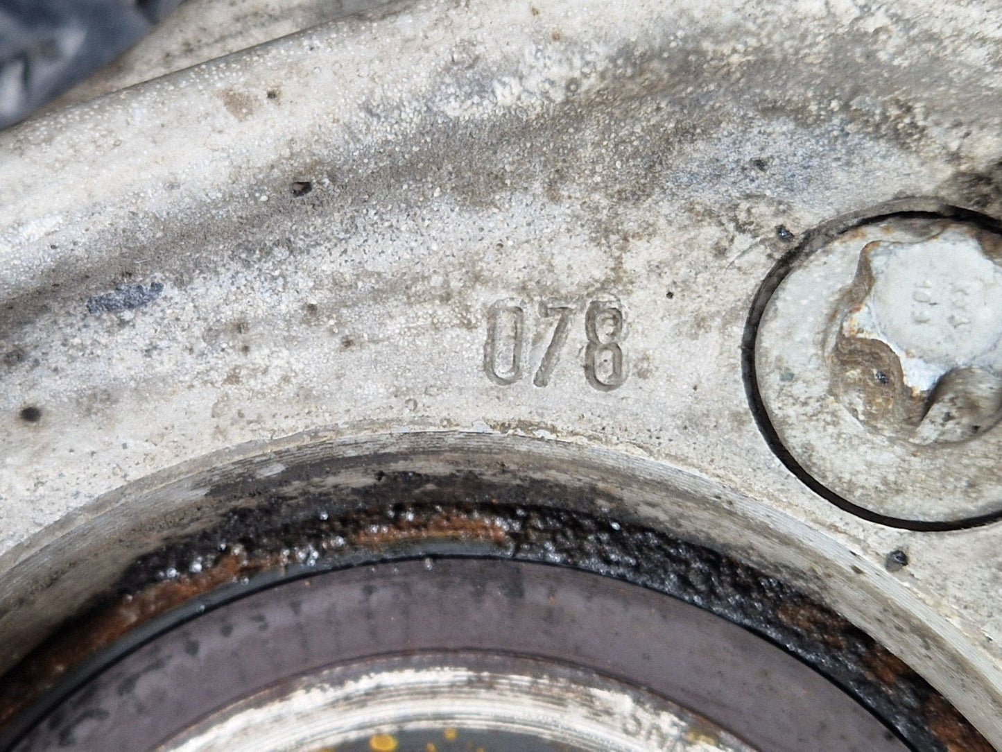 16-22 MERCEDES BENZ GLC X253 GENUINE REAR LEFT WHEEL CARRIER HUB A2133503105