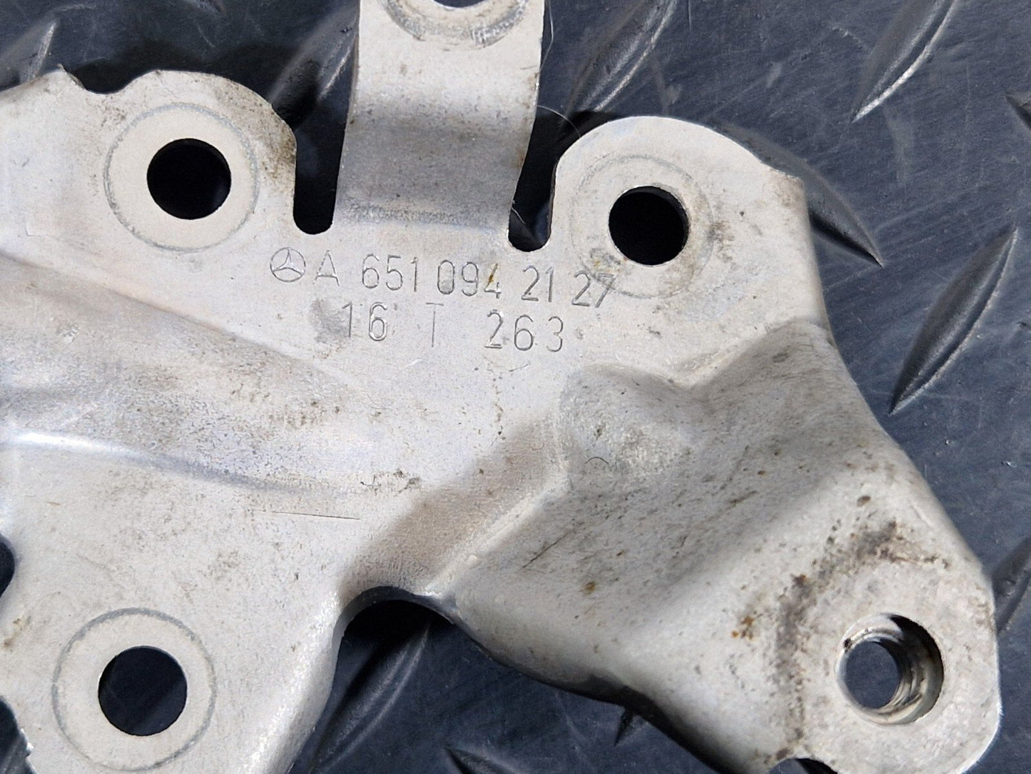 12-18 MERCEDES A B CLA-CLASS 1.8/2.1 CDI TURBO PIPE BRACKET A6510942127