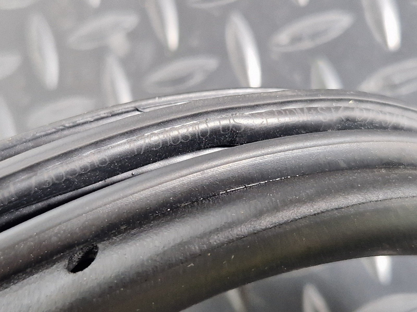 10-13 BMW X5 E70 LCI GENUINE FRONT LEFT RUBBER DOOR SEAL 7305616 17910310
