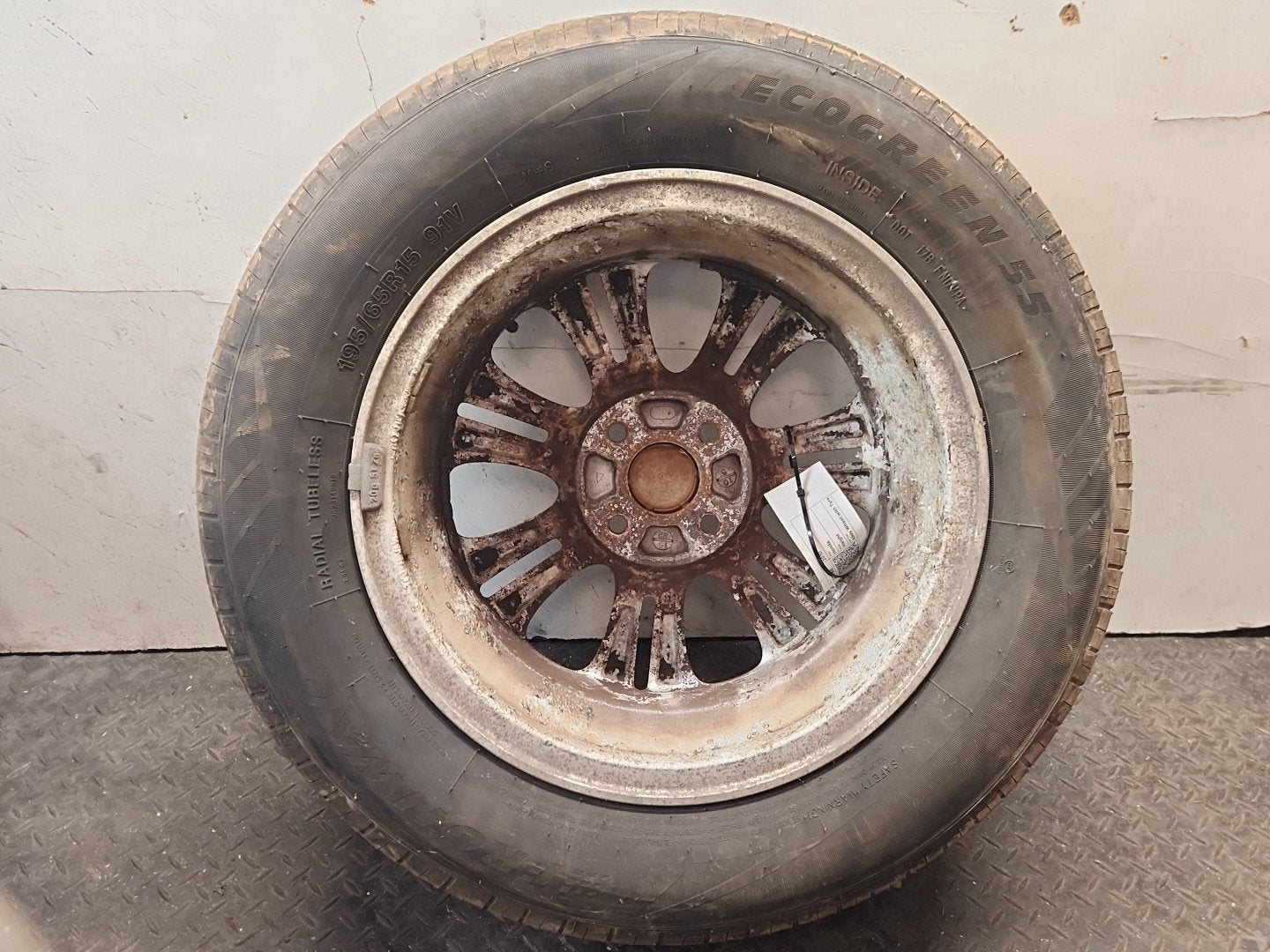 2010 Honda Insight MK2 (ZE2) 15" Alloy Wheel with Tyre 195/65/15 ~5mm