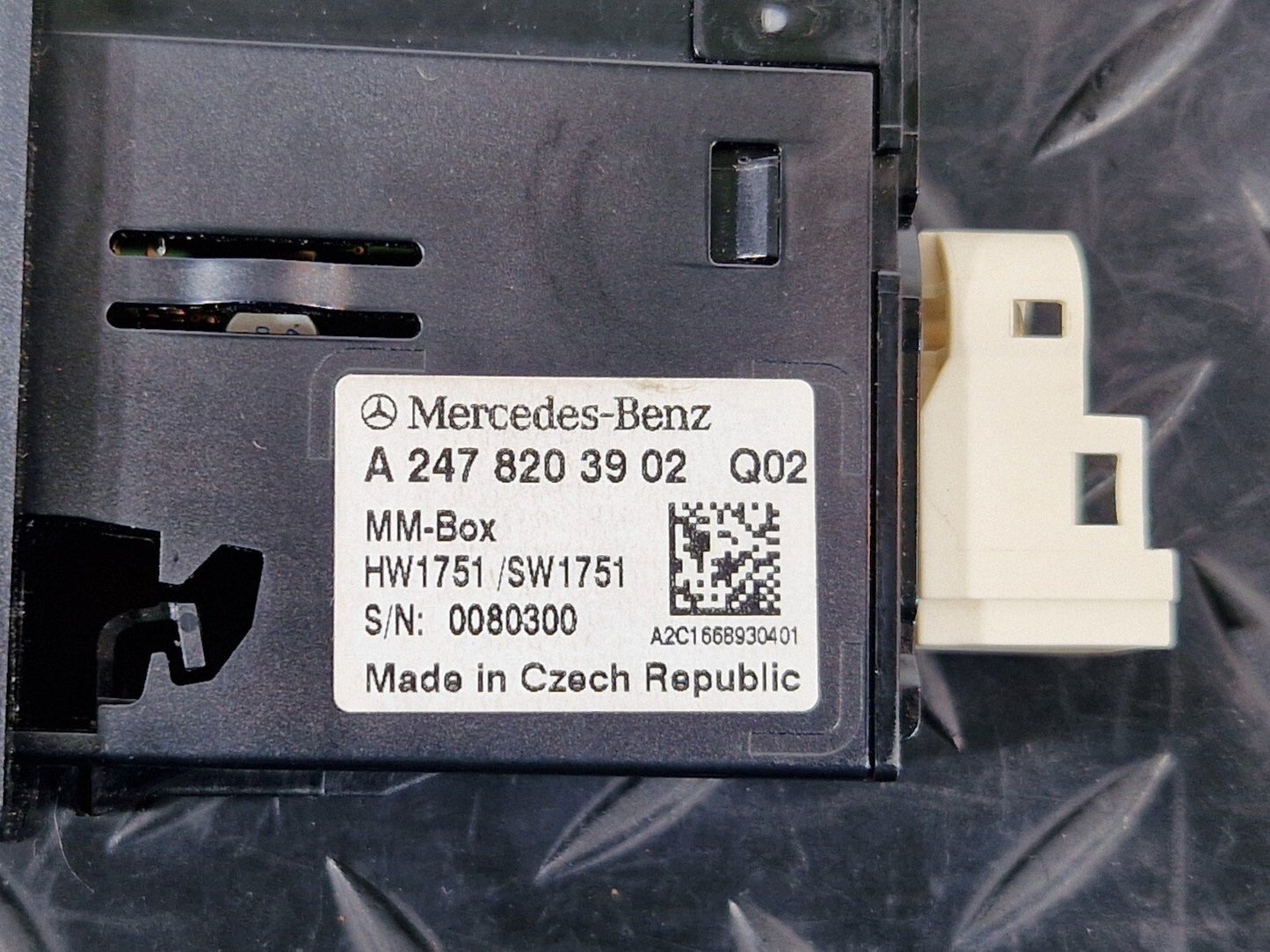 19-ON MERCEDES B CLASS W247 CENTRE CONSOLE USB CONNECTION PORT A2478203902