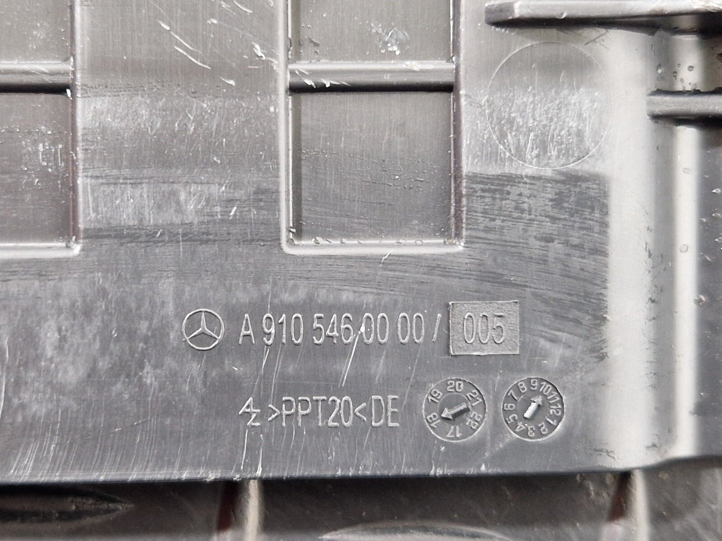 18-ON MERCEDES BENZ SPRINTER W907 W910 2.2 CDI CABLE DUCT COVER A9105460000