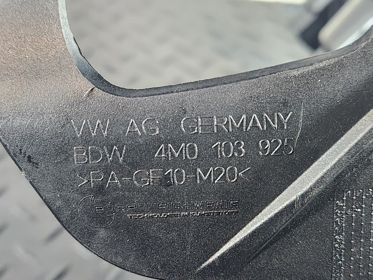16-20 AUDI Q7 4M GENUINE LEFT N/S ENGINE INTAKE MANIFOLD COVER 4M0103925