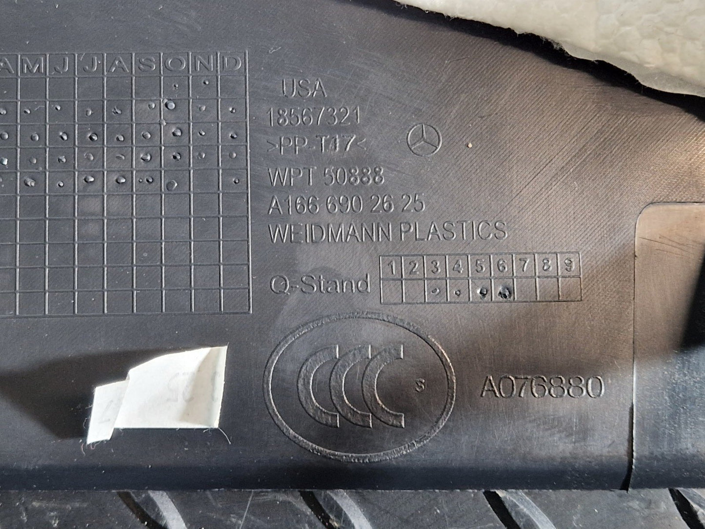 11-19 MERCEDES BENZ ML W166 GENUINE RIGHT LOWER B PILLAR TRIM A1666902625