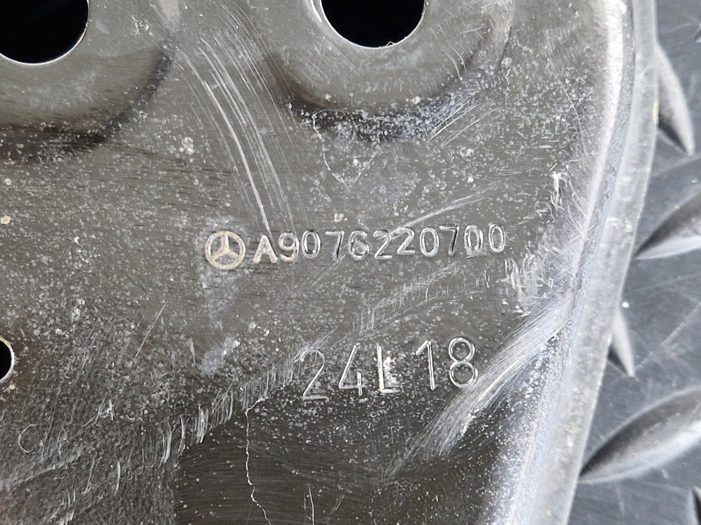 18-ON MERCEDES SPRINTER W907 FRONT BRACKET LEFT LOWER MOUNT PLATE A9076220700