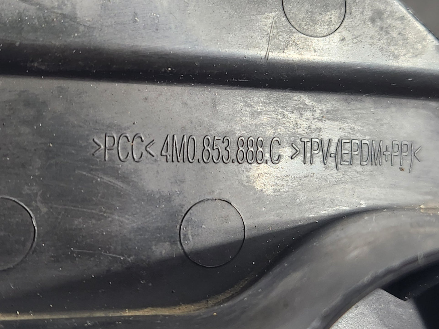 Audi A7 4M Front Right Mudguard Stone Deflector Genuine *Damaged* 4M0853888C