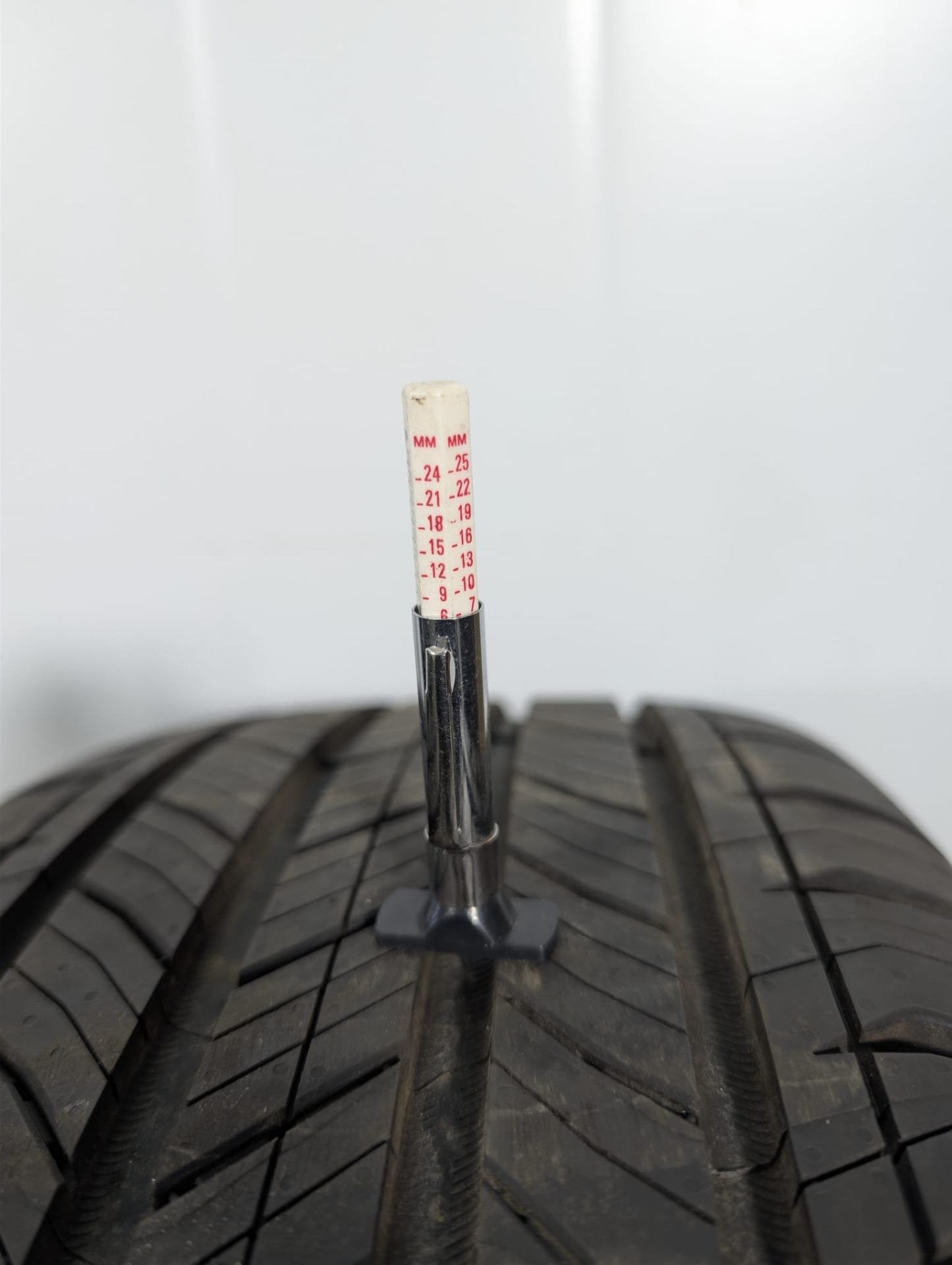 Land Rover Defender L663 OEM 20" Alloy Wheel with Tyre 7mm 255/60/20 L8B21007GB