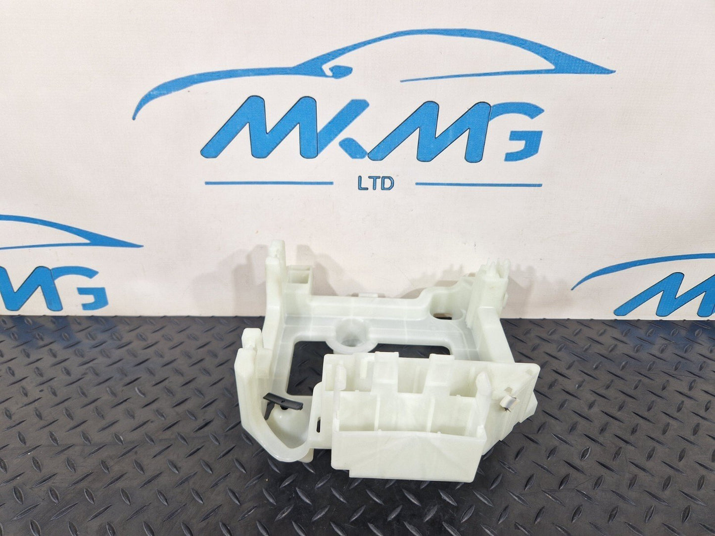 20-24 BMW 1 SERIES F40 GENUINE CURRENT DISTIBUTOR BRACKET HOLDER TRAY 6837044