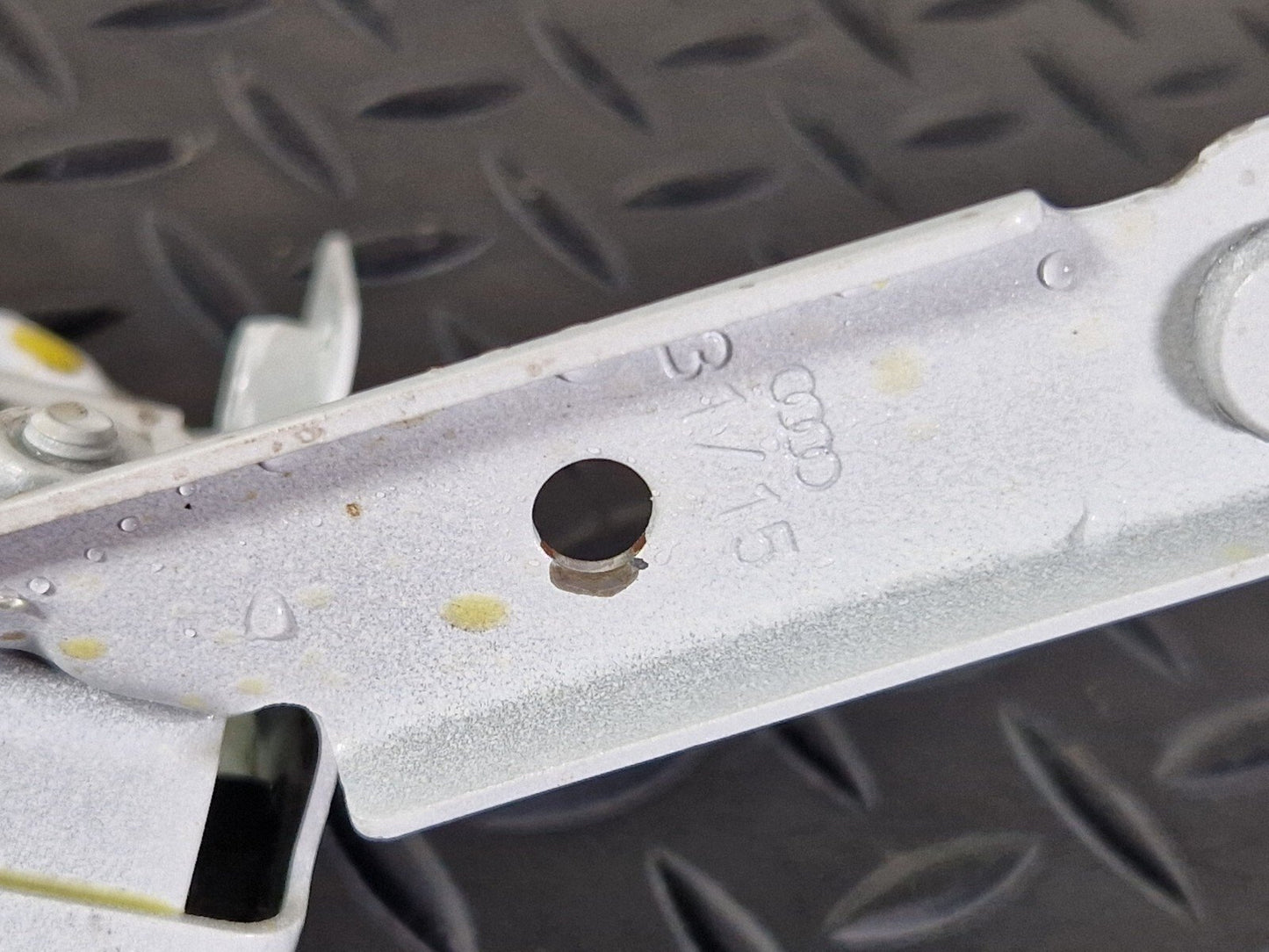 16-19 AUDI A4 B9 S-LINE GENUINE FRONT RIGHT SIDE FENDER BRACKET 8W0821136B