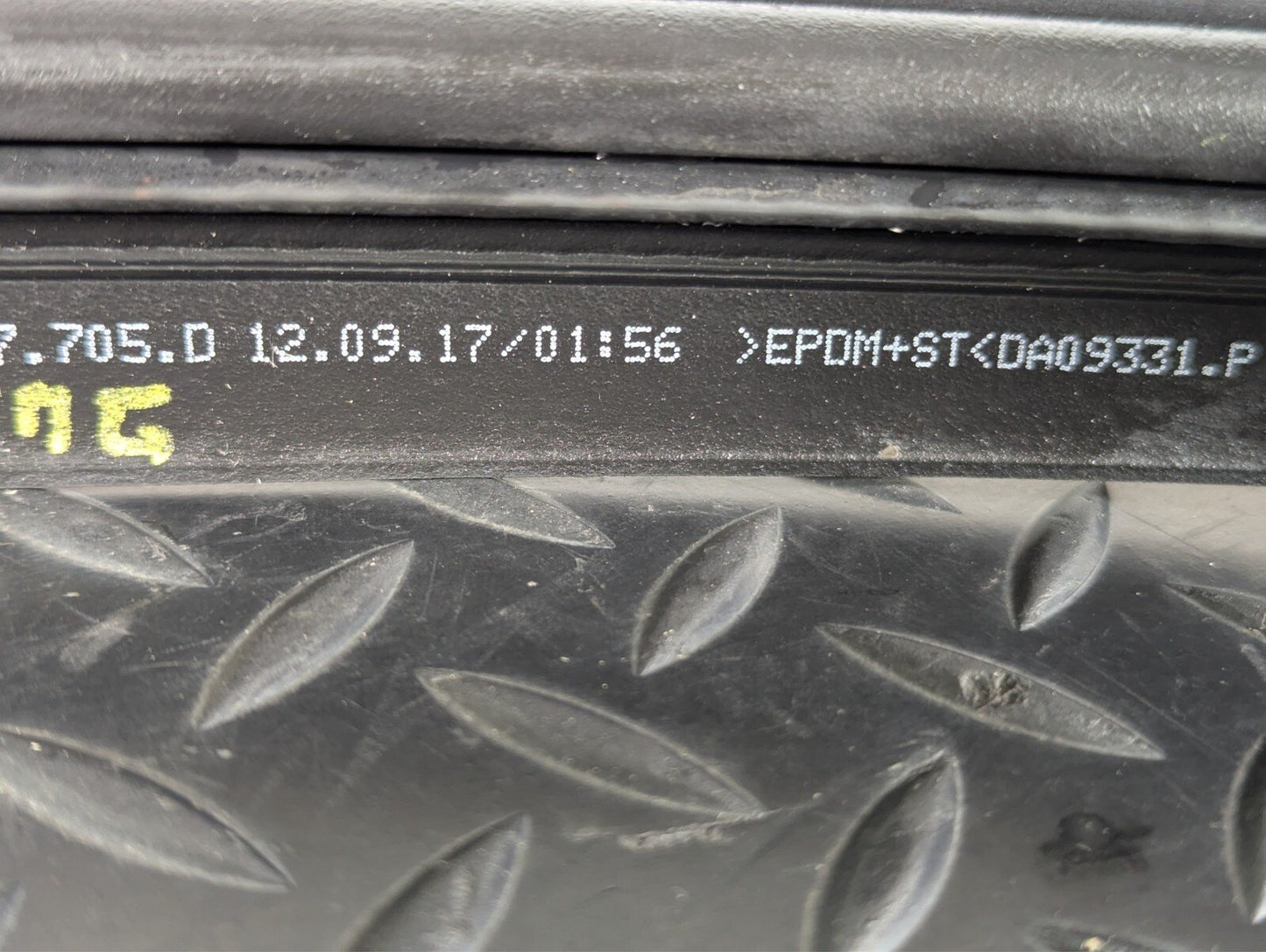 16-19 AUDI A4 B9 SALOON GENUINE OEM TAILGATE BOOT RUBBER SEAL 8W5827705D