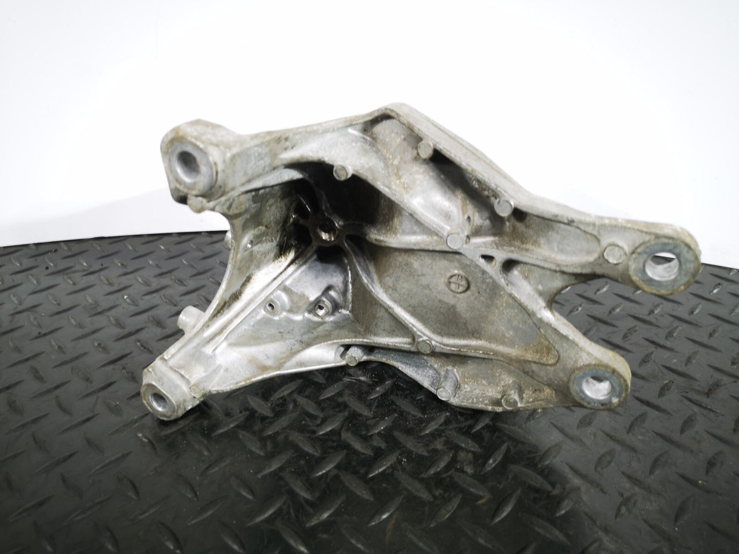16-19 AUDI A4 B9 GENUINE V6 3.0TDI CSW RIGHT ENGINE MOUNT BRACKET 8W0199308H