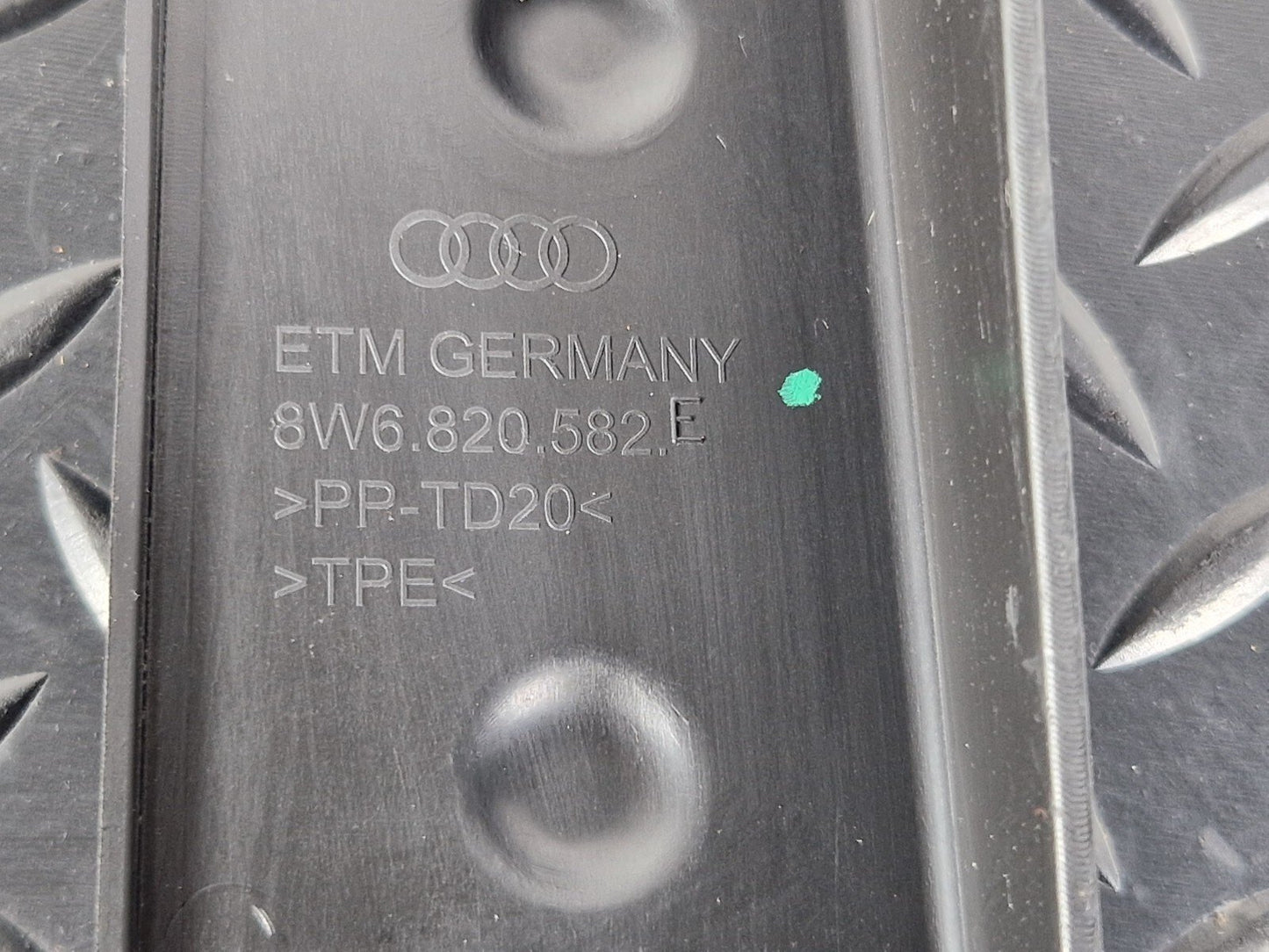 16-24 AUDI A5 F5 CONVERTIBLE RIGHT FENDER PROTECTION COVER 8W6820582E