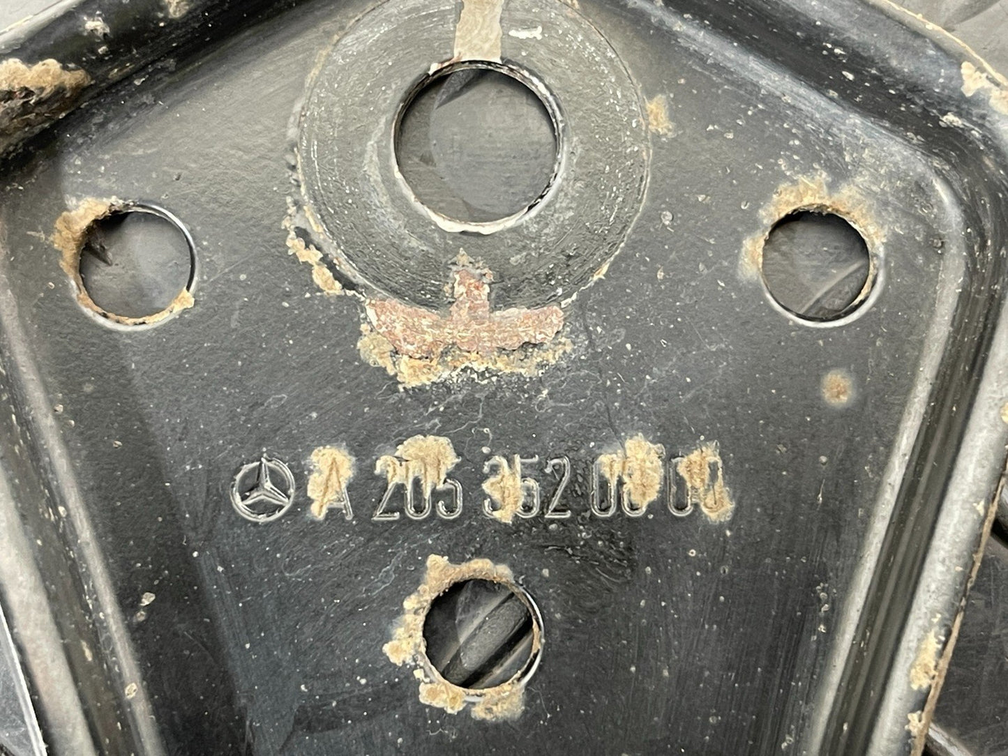 14-21 MERCEDES BENZ C300h W205 REAR SUBFRAME RIGHT SIDE STOP PLATE A2053520800
