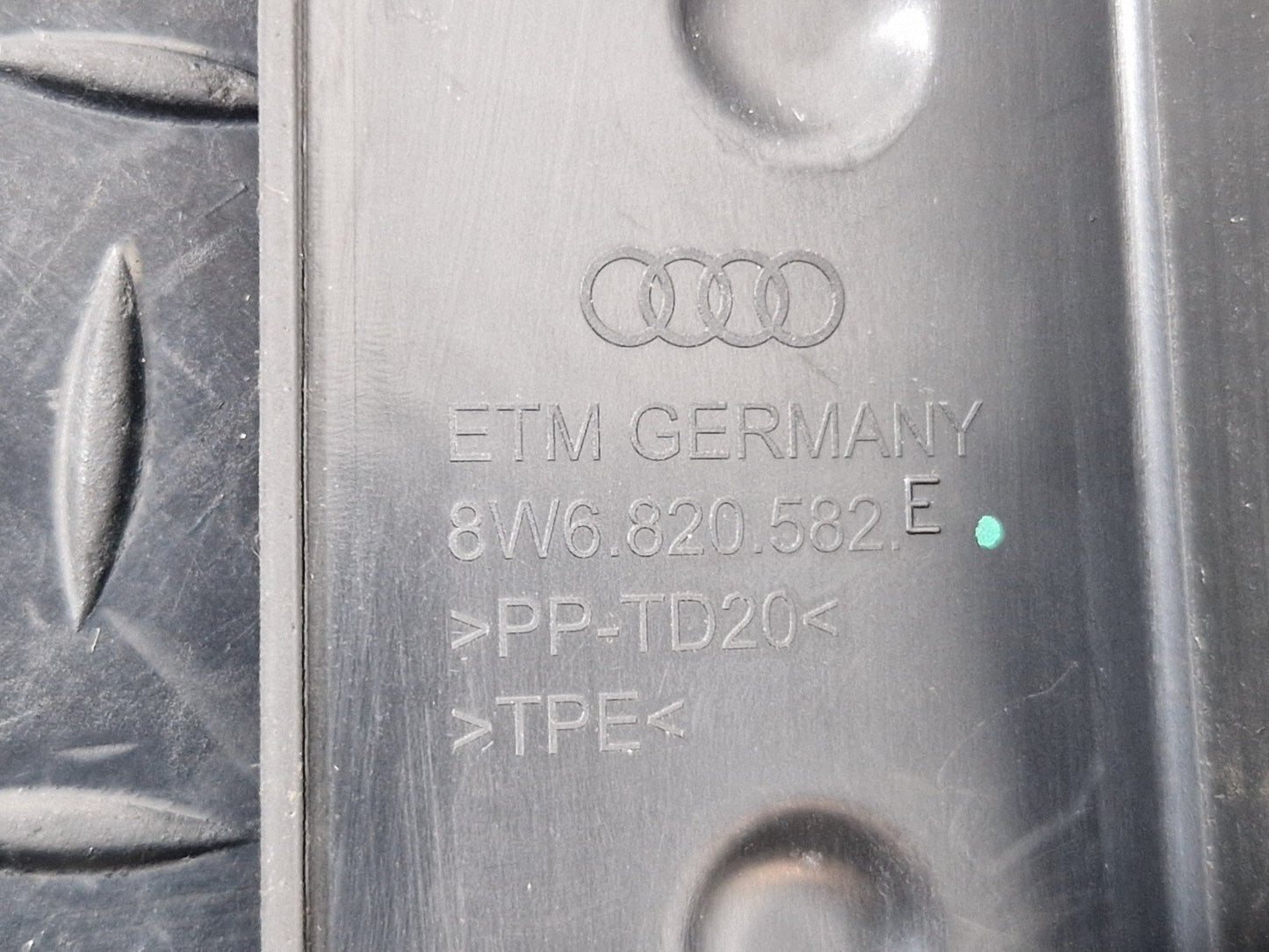 16-23 AUDI A5 F5 SPORTBACK S-LINE RIGHT FENDER PROTECTION COVER 8W6820582E