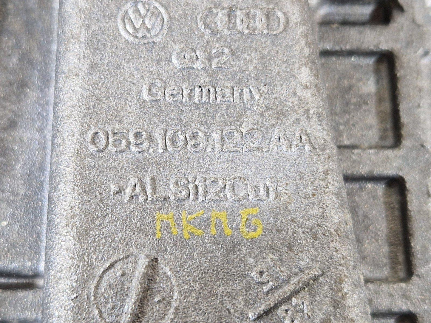 15-18 AUDI A7 4G GENUINE V6 3.0TDI CRT CYLINDER HEAD END PLATE 059109122AA