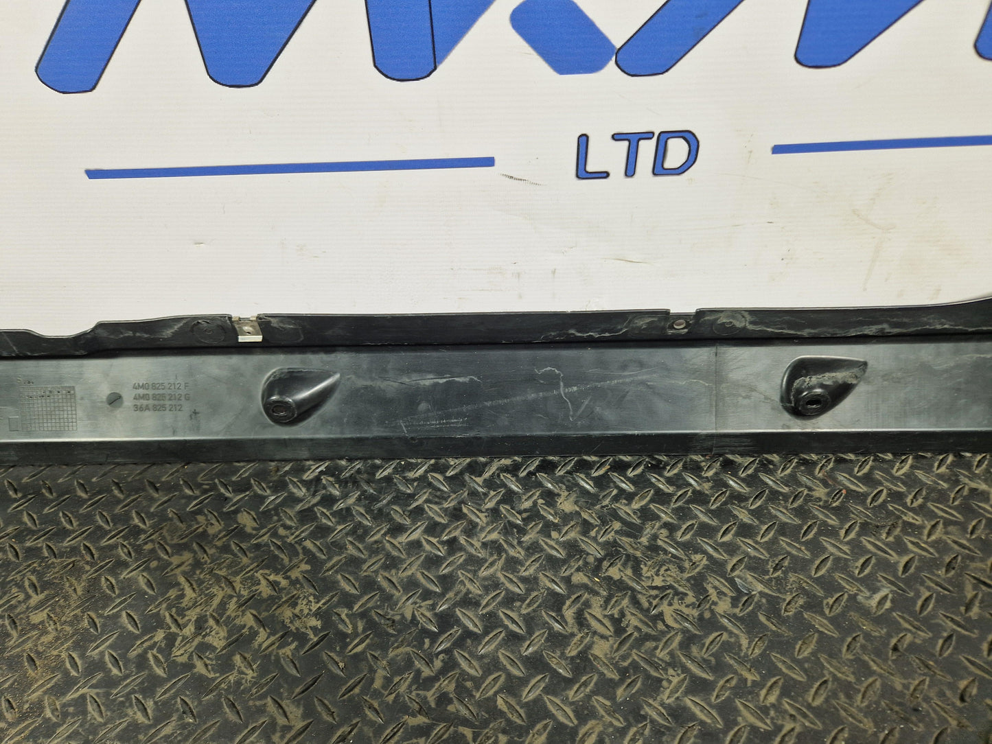AUDI Q7 4M Right Underbody Protection Trim 4M0825212F 4M0825212G 36A825212