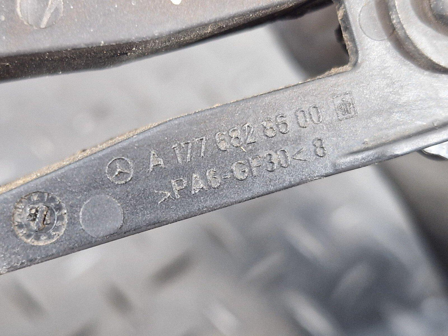 18-ON MERCEDES BENZ A CLASS W177 MAIN FLOOR LEFT SIDE N/S HOLDER BRACKET MOUNT