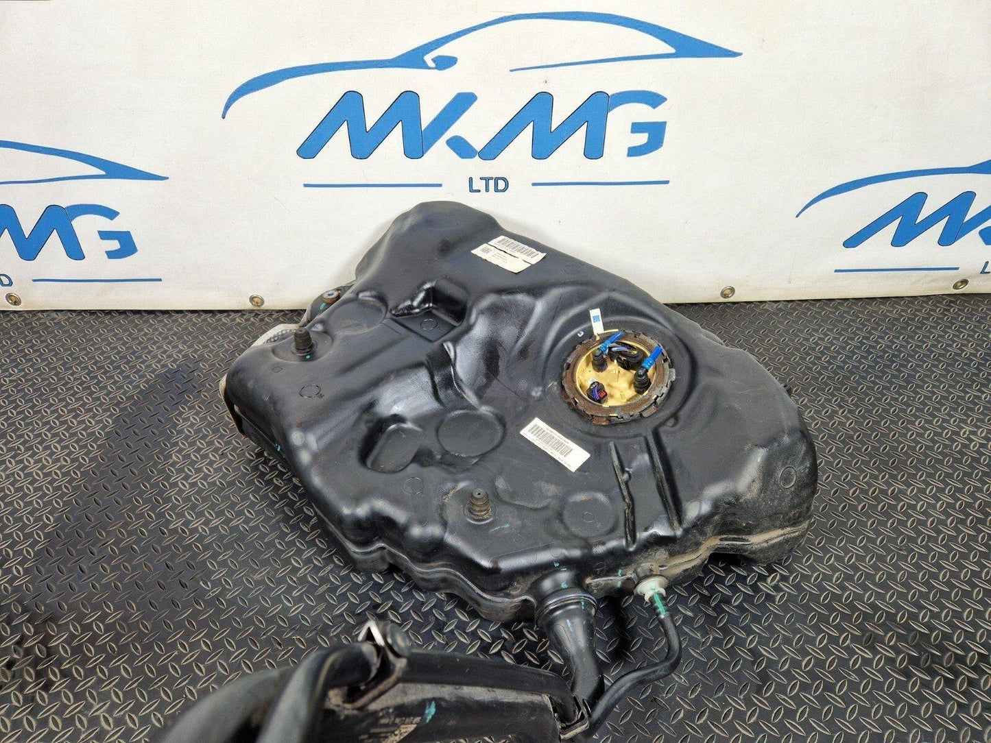16-19 AUDI A4 B9 GENUINE DIESEL ENGINE FUEL TANK WITH PUMP  8W0201021BP
