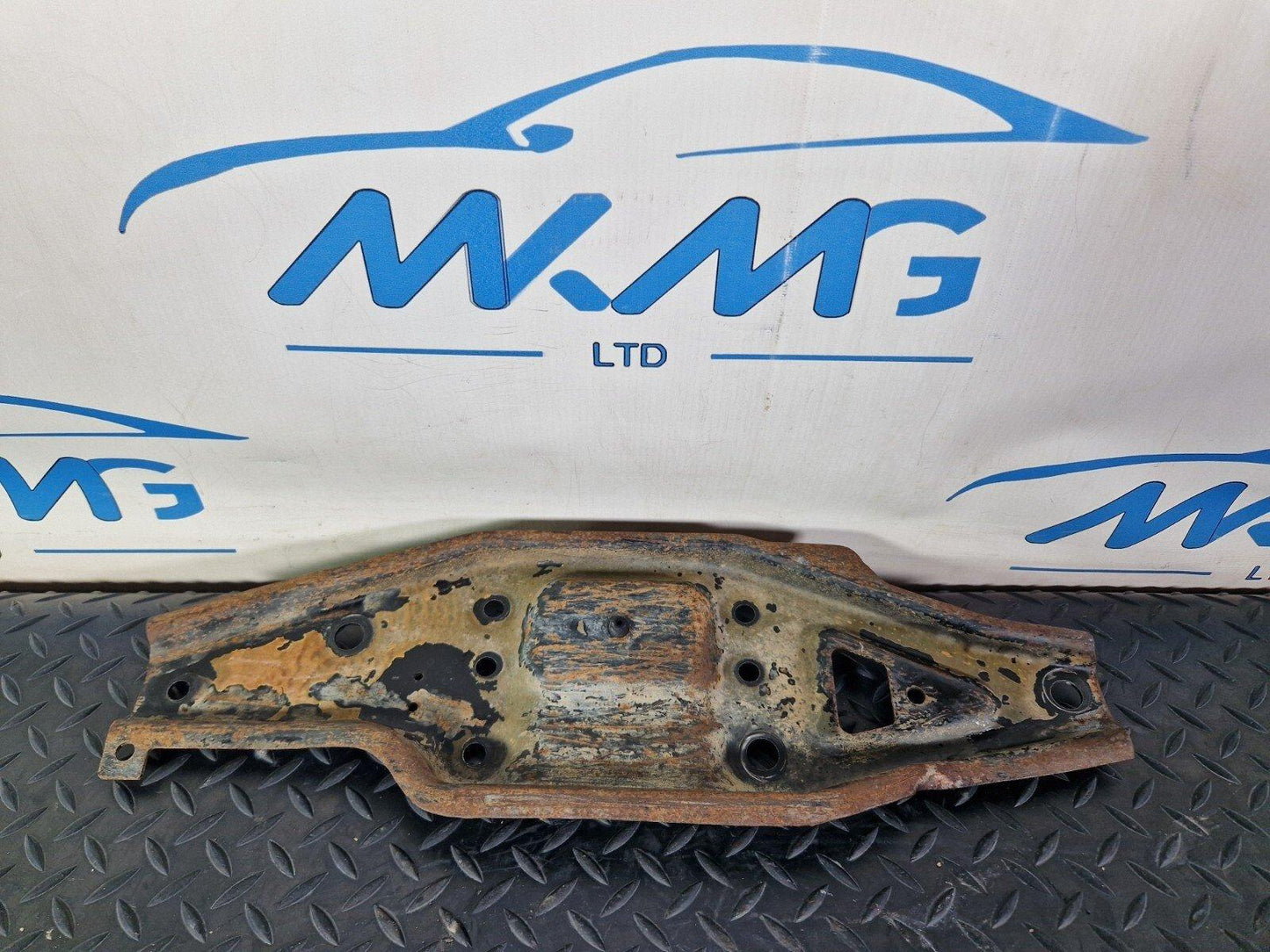 18-ON MERCEDES BENZ SPRINTER W907 FRONT BRACKET LEFT LOWER MOUNT A9076220700