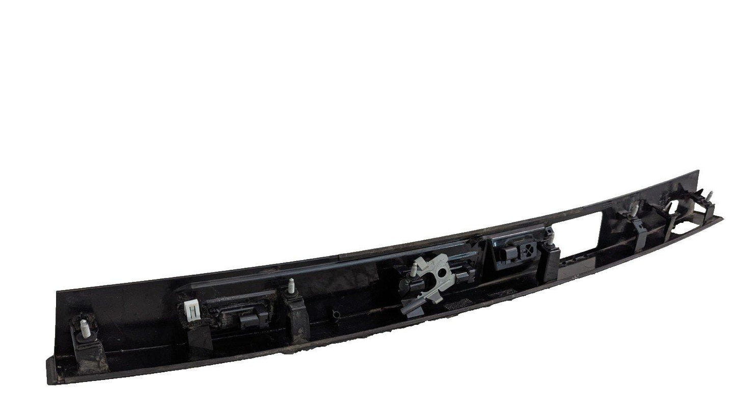 17-ON LAND ROVER DISCOVERY L462 REAR TAILGATE LIGHT HANDLE CAM TRIM HY3240406B