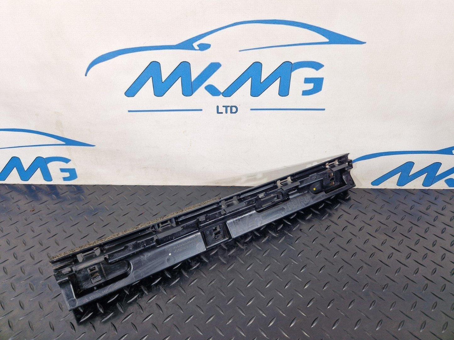 16-22 BMW X1 F48 SIDE SKIRT MOUNTING BRACKET CENTRE MIDDLE RIGHT SIDE 7332332