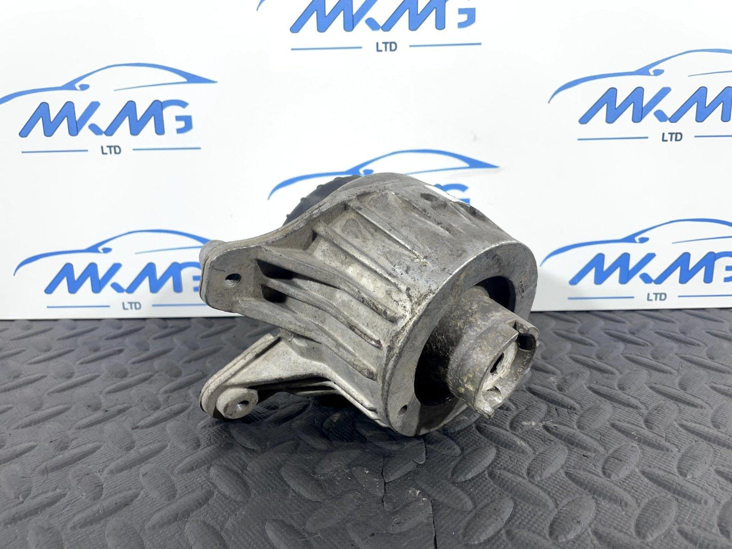 14-21 MERCEDES BENZ C300 W205 GENUINE LEFT PASSENGER ENGINE MOUNT A2052406817